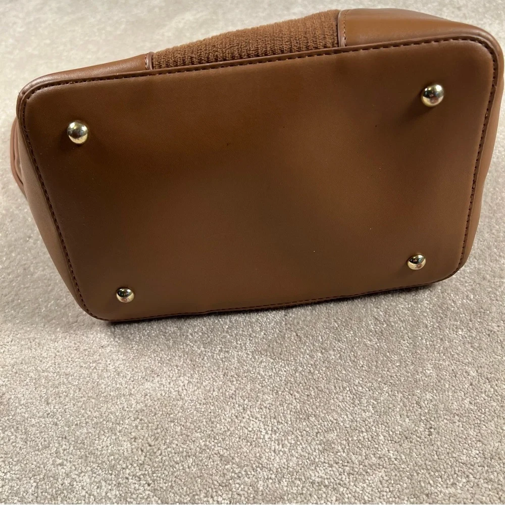 Isaac Mizrahi Brown Bucket Bag Cinch Top Camel Color Ribbed